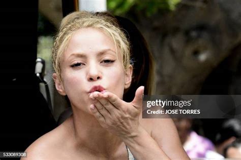 Shakira Kiss Photos And Premium High Res Pictures Getty Images