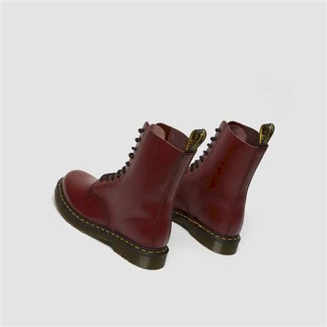 A Dr. Martens bőrcsizmák stílusosak és praktikusak