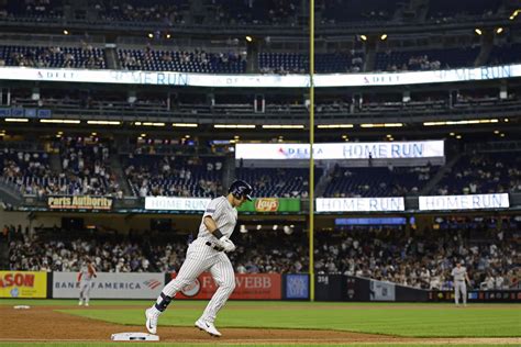 Domínguez s first Yankee Stadium homer 3 hits lift Yanks over Tigers 4