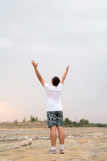 Plan Long D Un Homme Regardant Le Ciel Photo Gratuite