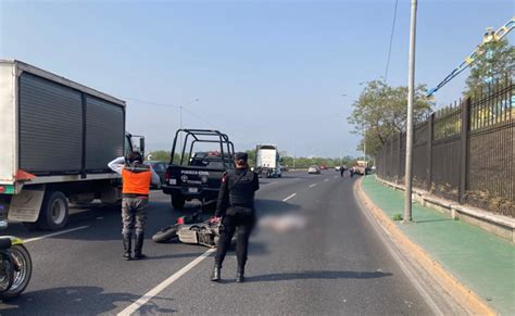 Muere motociclista tras ser impactado por un tráiler en la avenida