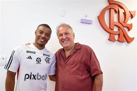 De La Cruz conhece Zico e recebe benção de ídolo do Flamengo