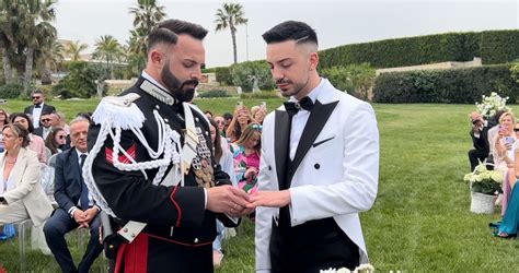 Il Matrimonio Del Carabiniere Con Il Compagno Angelo In Alta Uniforme