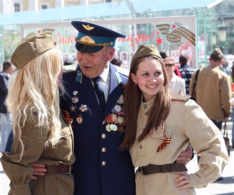 Фото 9 мая. Москва место встречи ветеранов у Большого театра. Девушки в ...