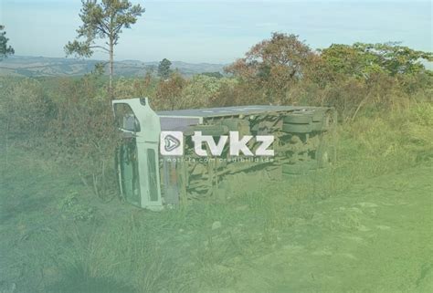 TV KZ Caminhão baú tomba na BR 262 entre Campos Altos MG e Ibiá MG