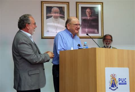 Portal Puc Campinas Professor Recebe Homenagem Durante Reuni O Do