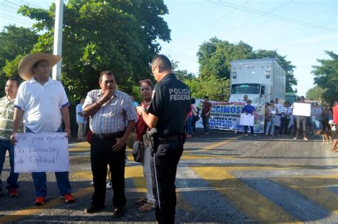 Bloquean La Carretera En Atoyac Y Coyuca Piden Maestros Y La