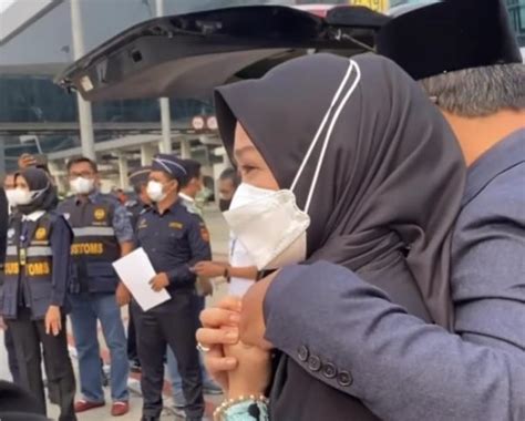 Jenazah Eril Sudah Tiba Di Indonesia Tangis Sang Ibunda Pecah