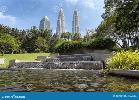 Tours Jumelles Et Suria KLCC De Petronas Image stock éditorial Image