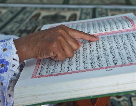 A Woman Reads The Quran The Month Of Ramadan In Pictures Pictures