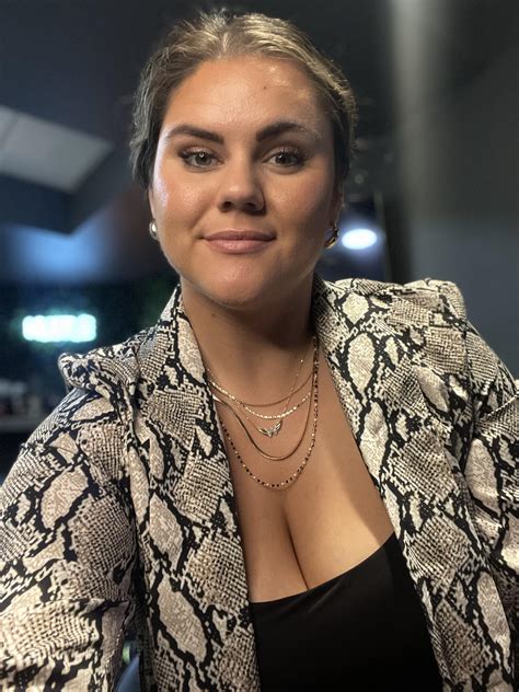 ISO handy man repairs 😈 : r/SFWNextDoorGirls