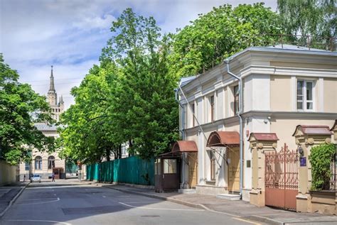 Premium Photo The Building Of The Icelandic Embassy In Khlebny Lane In Moscow On A Summer