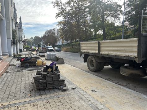 W Sandomierzu trwa budowa chodnika przy ulicy Mickiewicza Będzie