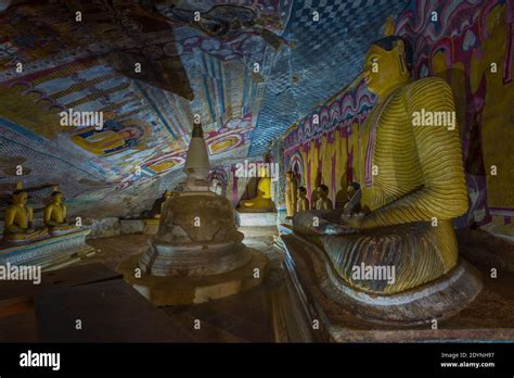 Interior De La Cueva Antigua Templo Budista De Rangiri Dambulu Raja