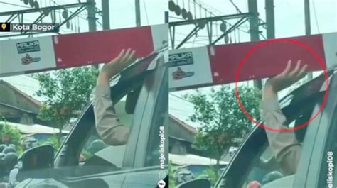 Nekat Aksi Pengendara Menahan Palang Pintu Kereta Api Dari Dalam Mobil