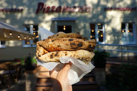 Pizza A Portafoglio Le Migliori Pizzerie A Napoli Ecco Dove Mangiarla