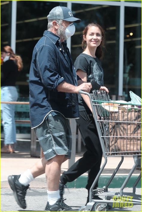 Mel Gibson Stocks Up on Groceries With Girlfriend Rosalind Ross: Photo ...