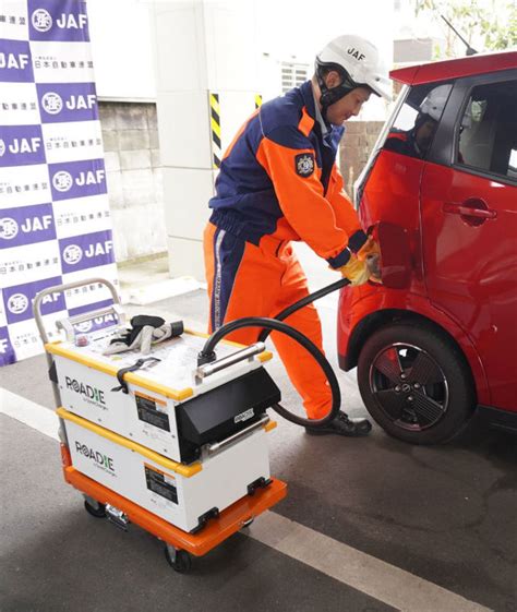 バッテリーなどは台車に載せて、電欠した車両に給電する Ev電欠に対応 Jaf福岡支部が急速充電サービス車 今月から試験運用 写真・画像