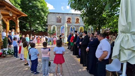 Festivitate De Absolvire A Primelor Clase Preg Titoare La Coala