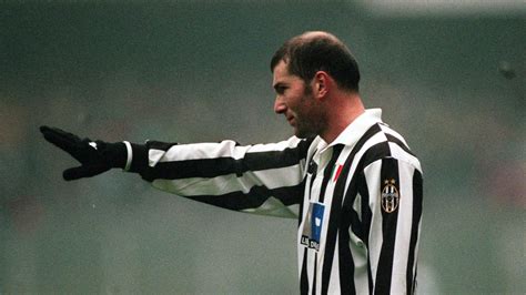 Zinedine Zidane: dribbling, skills & goals! | Juventus.com