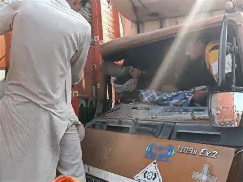 Mini Truck Rammed Into A Parked Truck खड़े ट्रक में घुसा मिनी ट्रक