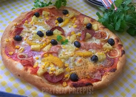 Pizza Z Salami I Owocami Przepis PrzyslijPrzepis Pl