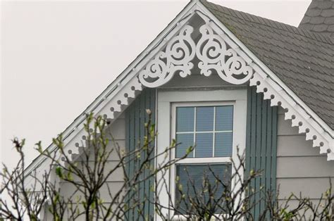 20 Exterior House Gable Decorations