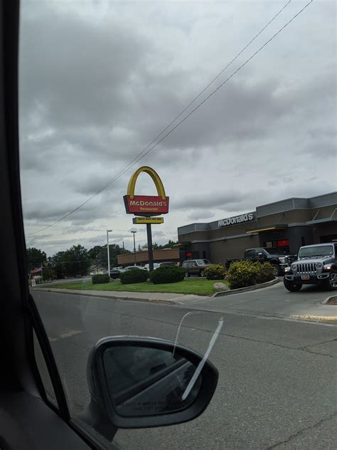 This McDonald's sign with one arch : r/mildlyinteresting