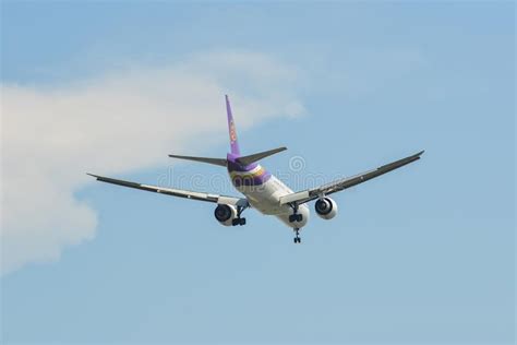 Atterrissage D Avion L A Roport Photo Stock Image Du Ciel Nuage