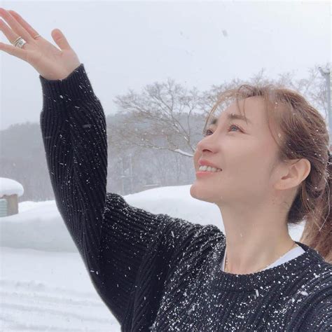 新山千春さんのインスタグラム写真 新山千春instagram 「皆さん にとって 今年よりも来年がさらに 笑顔の多い一年に なりますよーに🤍🤍🤍 良いお年をお迎えくださいね 新山千春