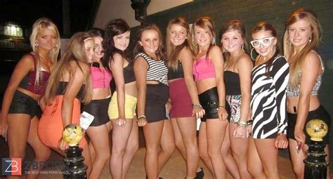 Aufgetakelte Teeny Nutten Im Rudel ZB Porn