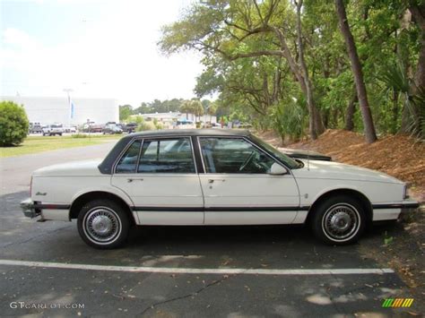 1987 White Oldsmobile Delta 88 Royal Brougham 48328574