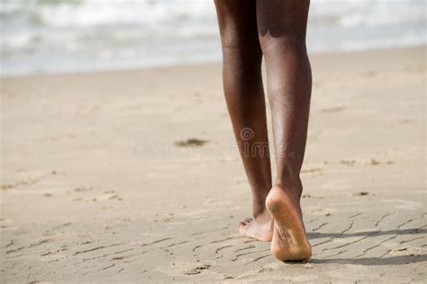 Parte Posterior Del Hombre Negro Joven Que Camina Descalzo En La Playa