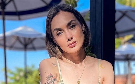 5 Potret Sara Wijayanto Liburan Di Bali Tampil Hot Pakai Bra Pamer Tato Okezone Lifestyle