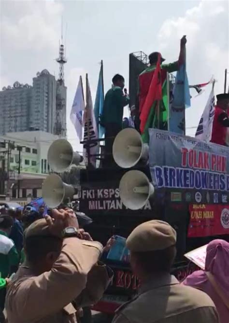 Buruh Di Depok Tuntut Umk Naik Persen Di Tahun