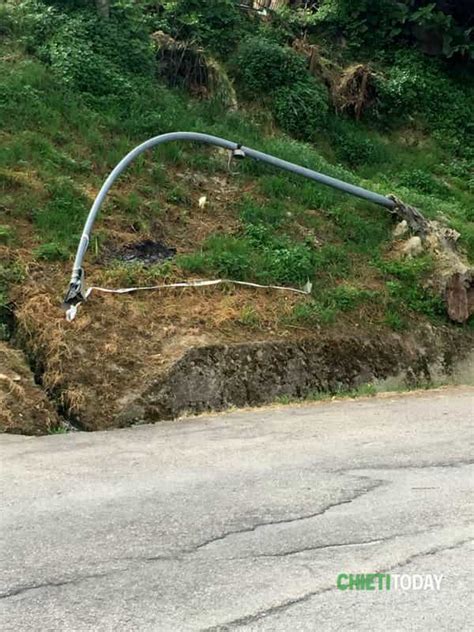 Palo Della Luce Pericolante A Via Solferino