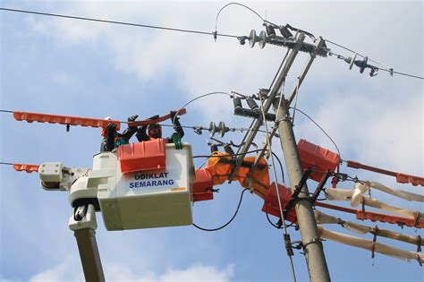 Tim Pdkb Pln Menjaga Listrik Tetap Nyala Meski Harus Bertaruh Nyawa