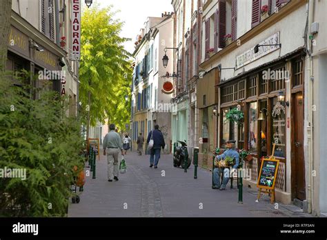 France, Hauts de Seine, Rueil Malmaison, Rue Jean Lecoz Stock Photo - Alamy