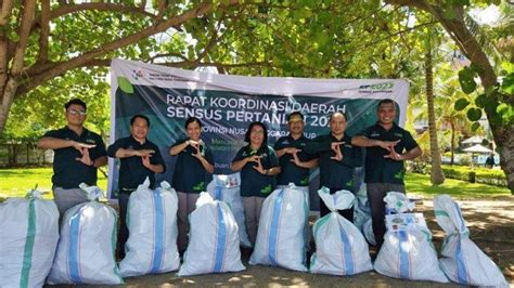 Pegawai BPS NTT Bersihkan Pantai Di Labuan Bajo Sosialisasikan Sensus