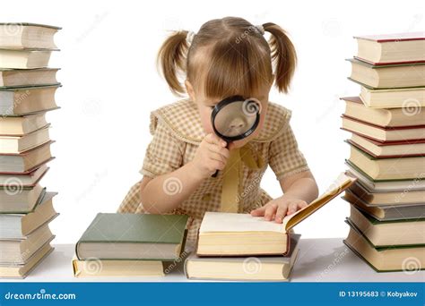 Petite Fille Regardant Le Livre Par La Loupe Image Stock Image Du