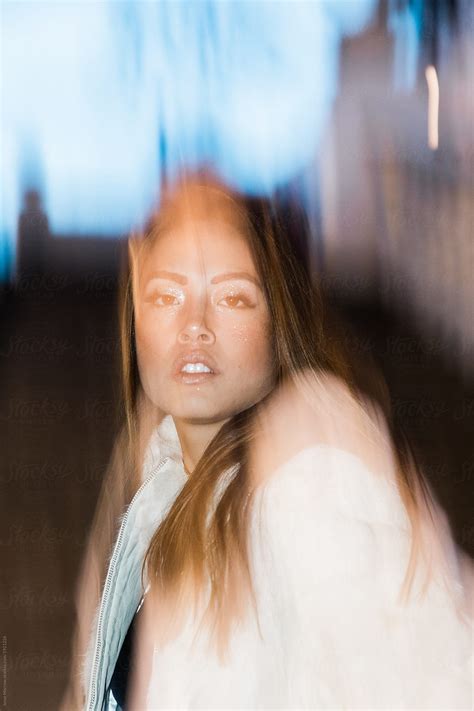 «blurry Portrait Of Young Fashionable Female Model Del Colaborador De