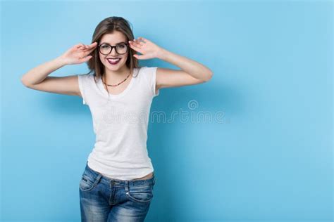 Petite Fille Blonde Mignonne En Verres Sur Un Fond Blanc Dans Photo