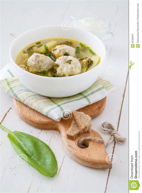 Sopa Da Azeda Na Bacia Branca Imagem De Stock Imagem De Madeira