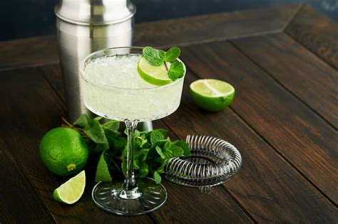 Cóctel de margarita con menta de tequila de lima y hielo en una mesa