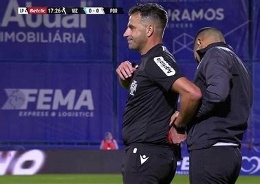 O momento do árbitro Manuel Oliveira no jogo do FC Porto que está a dar