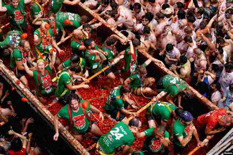 In Photos Spain S Annual Food Fight Festival La Tomatina