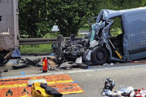 Unfall A Horror Crash Auf Der A Sprinter Ger T Unter Sattelzug