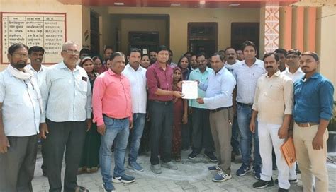 ग्राम रोजगार सेवकों ने बीडीओ को सौंपा ज्ञापन Village Employment Servants Submitted Memorandum