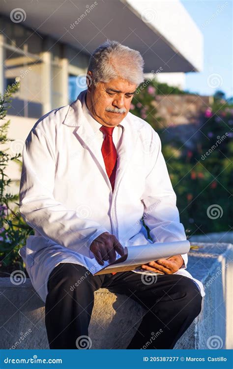 Anciano Médico En Un Hospital Mexicano En La Ciudad De México O América Latina Imagen de archivo