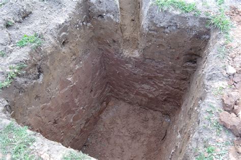 Создание выгребной ямы из бетонных колец, кирпича и пластика своими руками